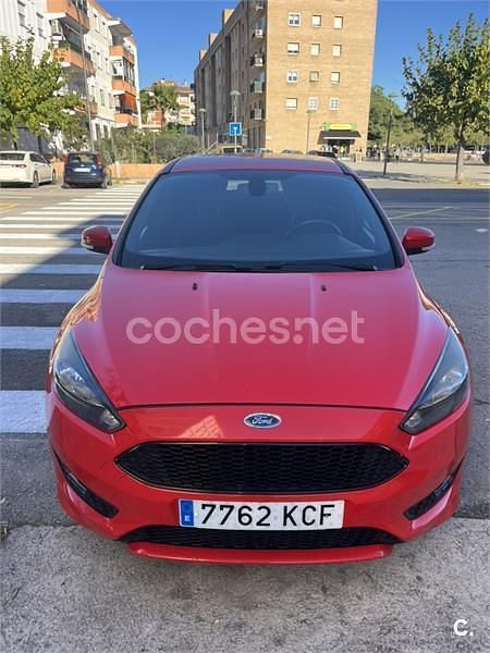 Rojo Usado 2017 Ford Focus ST-Line Berlina | 11.500 € (Caro) - Imagen 1/4