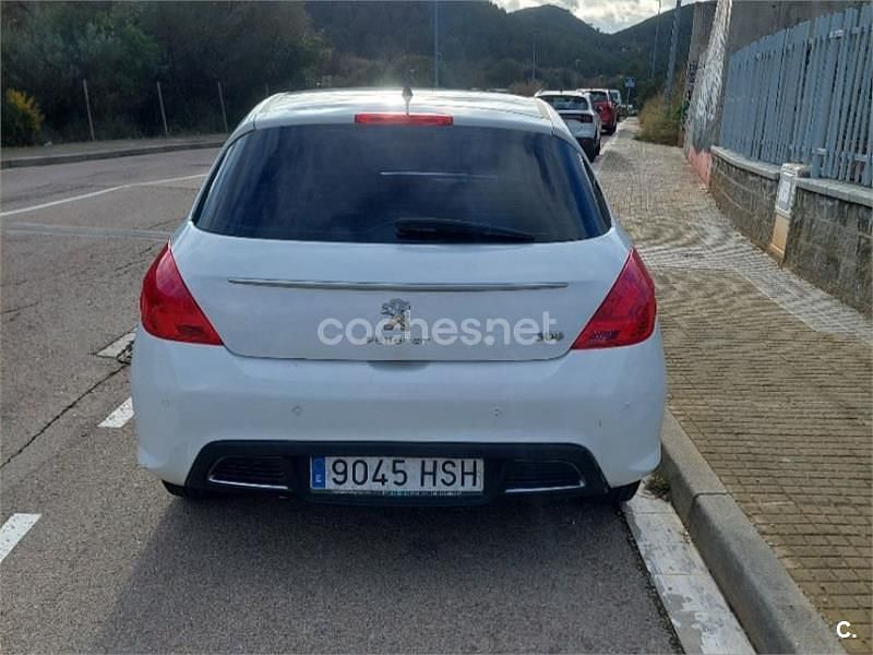 Usado Peugeot 308 Active 120 CV (88 kW) 2013 Blanco Berlina