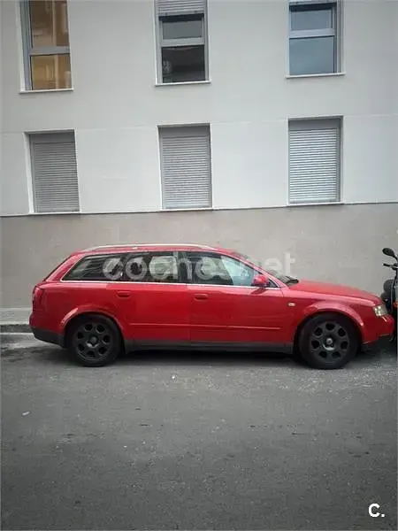 Usado Audi A4 130 CV (95 kW) 2002 Rojo Familiar