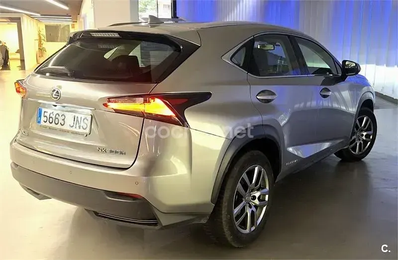 Usado Lexus NX300h Executive Line 197 CV (144 kW) 2016 Gris / plata SUV
