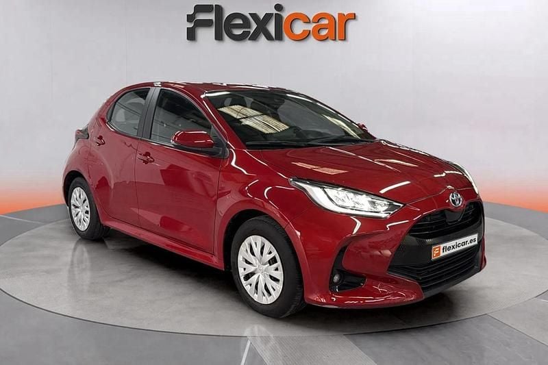 Usado Toyota Yaris Hybrid Active 116 CV (85 kW) 2023 Granate Berlina