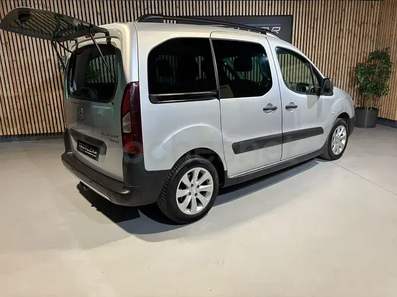 Usado Peugeot Partner Tepee Style 100 CV (73 kW) 2016 Gris / plata Monovolumen