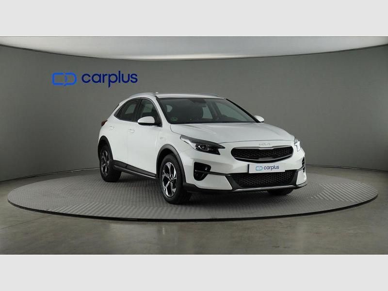 Usado Kia XCeed 120 CV (88 kW) 2022 Deluxe white (perlado) SUV