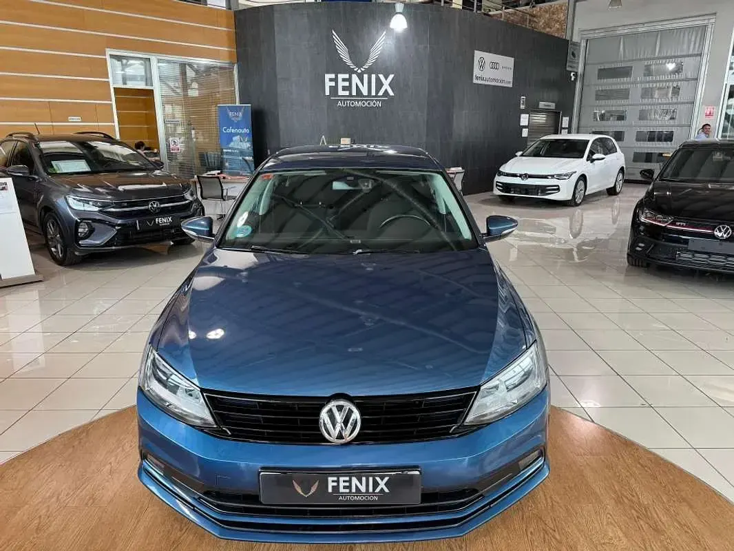 Usado VW Jetta Advance 110 CV (80 kW) 2016 Azul Berlina