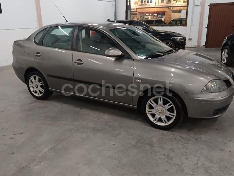 Usado Seat Cordoba Reference 100 CV (73 kW) 2004 Gris / plata Berlina