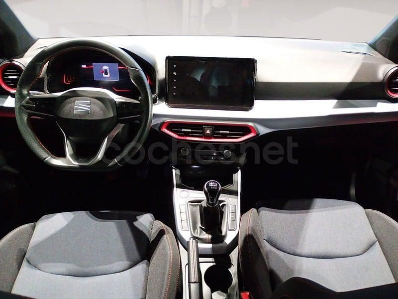 Usado Seat Arona FR 115 CV (84 kW) 2024 Gris / plata SUV