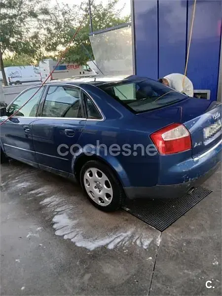 Usado Audi A4 130 CV (95 kW) 2003 Azul Berlina