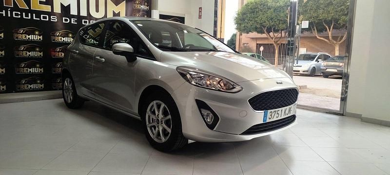 Usado Ford Fiesta Trend 85 CV (62 kW) 2018 Gris Utilitario