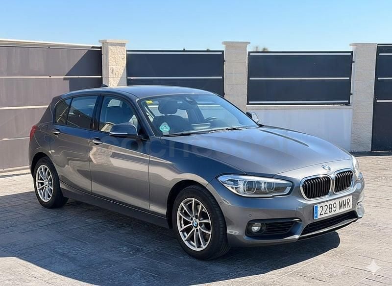 Usado BMW 118 Advantage 136 CV (100 kW) 2018 Gris / plata Utilitario