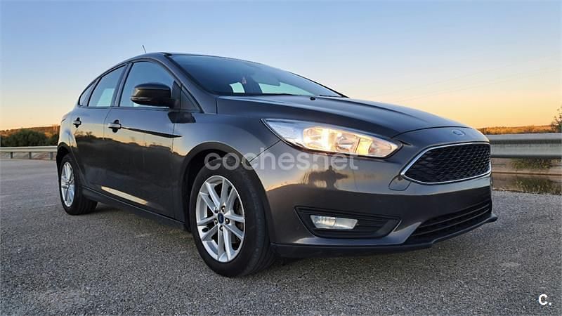 Usado Ford Focus Trend 125 CV (91 kW) 2016 Gris / plata Berlina