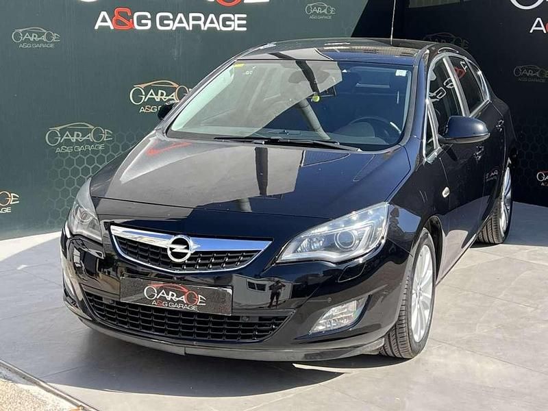 Usado Opel Astra Cosmo 116 CV (85 kW) 2010 Negro Utilitario