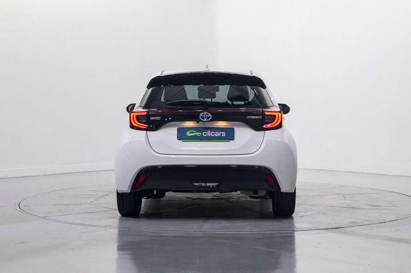 Usado Toyota Yaris Hybrid Style 75 CV (55 kW) 2022 Blanco Berlina