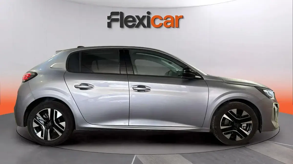 Usado Peugeot 208 Allure 101 CV (74 kW) 2025 Gris Utilitario