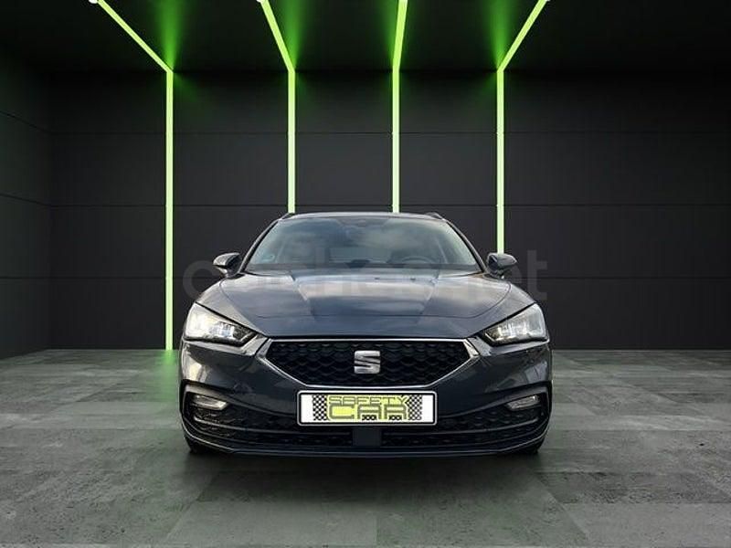 Usado Seat Leon Style 110 CV (80 kW) 2022 Gris / plata Familiar