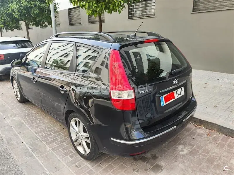Usado Hyundai i30 Style 115 CV (84 kW) 2008 Negro Familiar