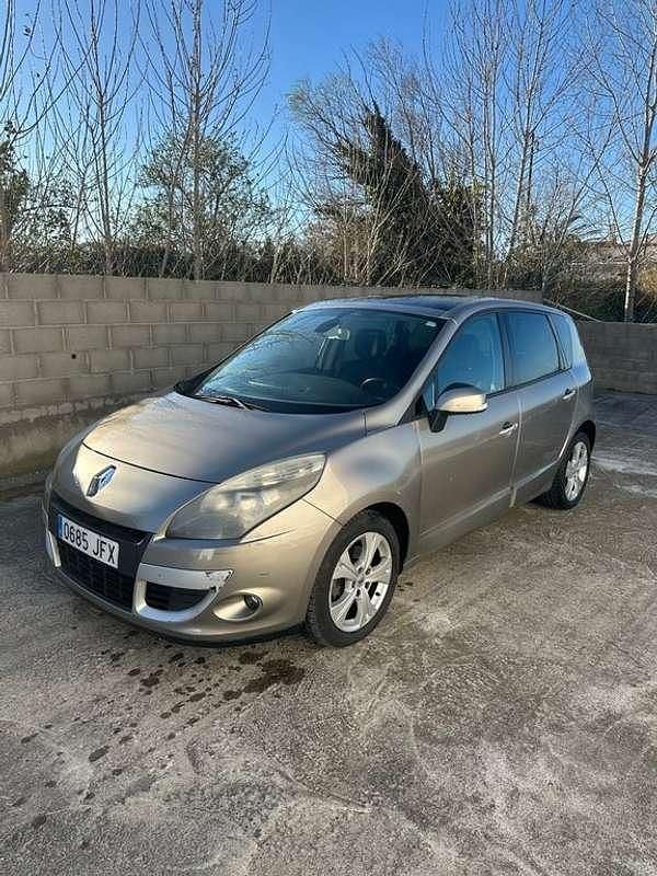 Usado Renault Scénic III Dynamique 131 CV (96 kW) 2010 Marrón Monovolumen