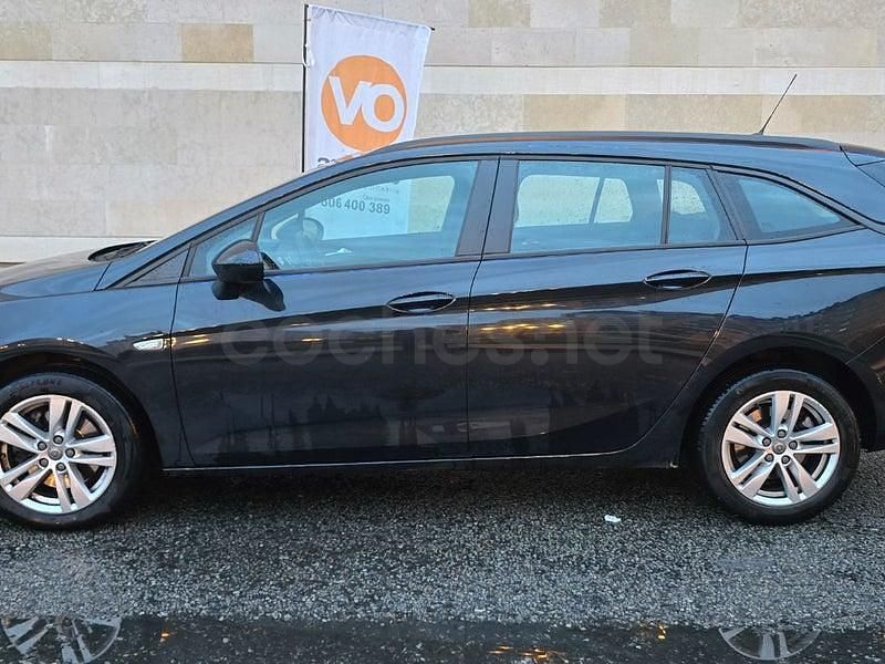 Usado Opel Astra Dynamic 136 CV (100 kW) 2016 Negro Familiar