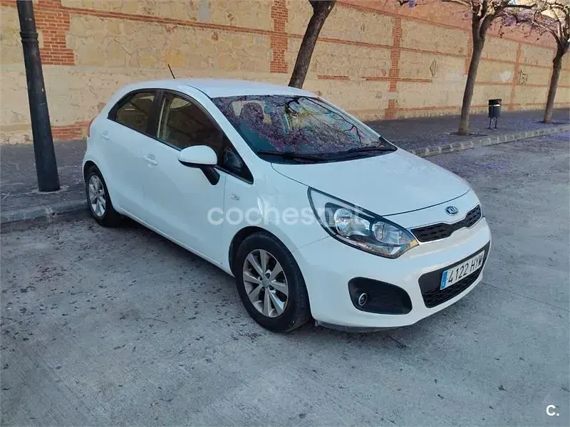 Usado Kia Rio 85 CV (62 kW) 2014 Blanco Berlina