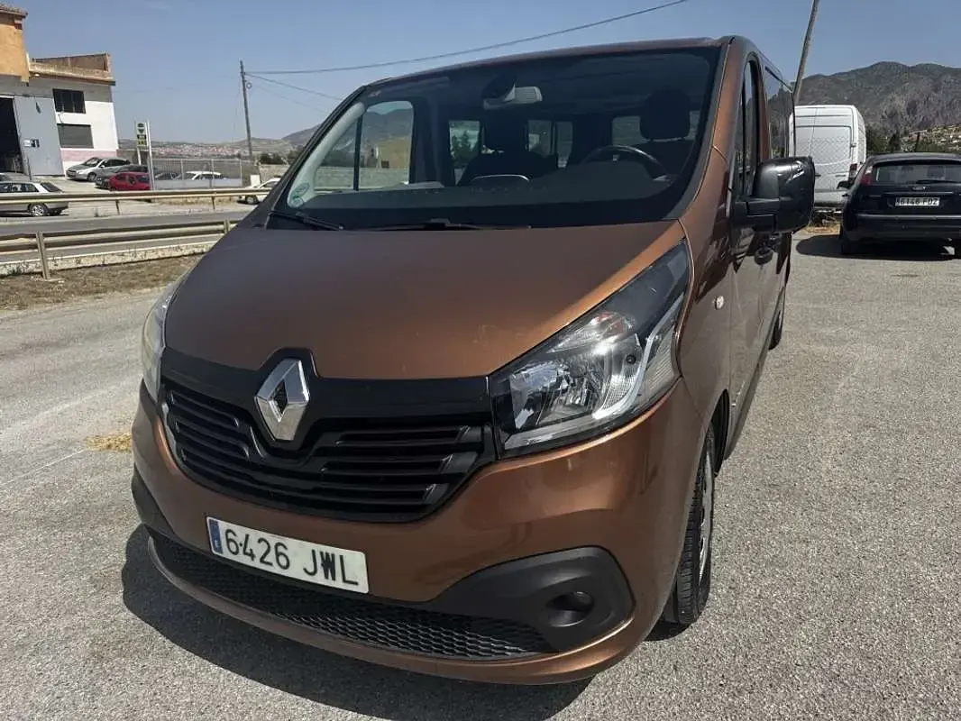 Usado Renault Trafic 145 CV (106 kW) 2017 Marrón Monovolumen