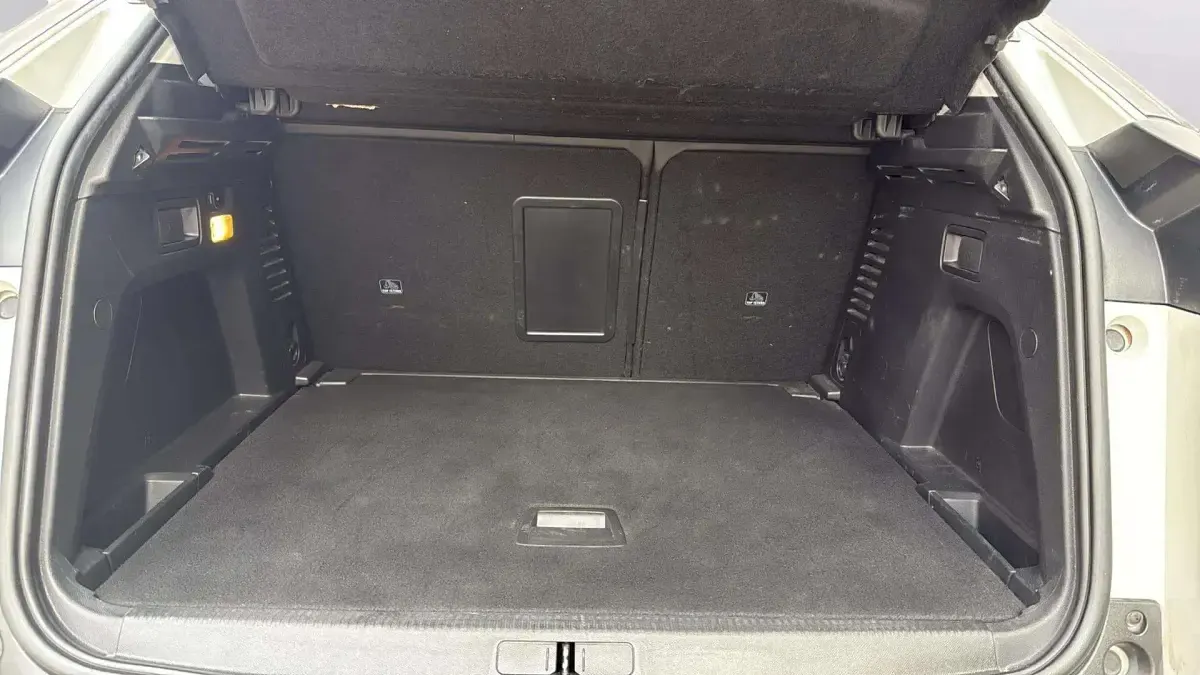 Usado Peugeot 3008 Allure 130 CV (95 kW) 2019 Blanco SUV
