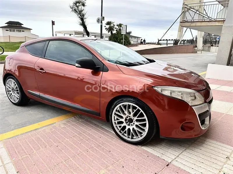 Usado Renault Mégane Dynamique 110 CV (80 kW) 2009 Granate Berlina