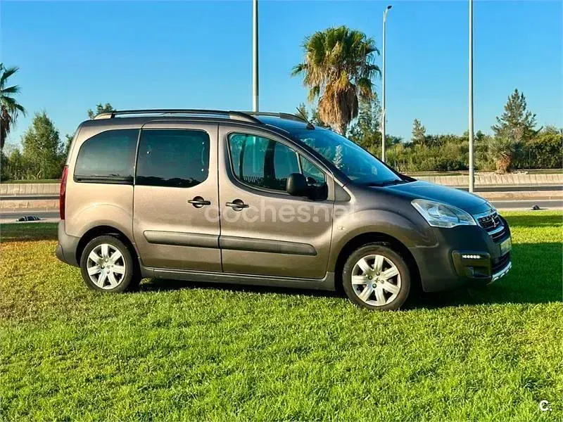 Usado Peugeot Partner Tepee Outdoor 110 CV (80 kW) 2017 Gris / plata Monovolumen