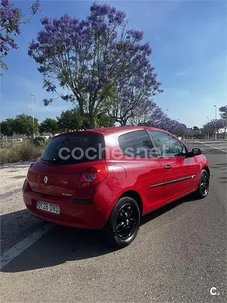 Usado Renault Clio II Expression 85 CV (62 kW) 2006 Rojo Berlina