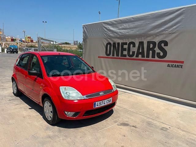 Rojo Usado 2003 Ford Fiesta Trend Utilitario | 3850 € (Precio justo) - Imagen 1/4