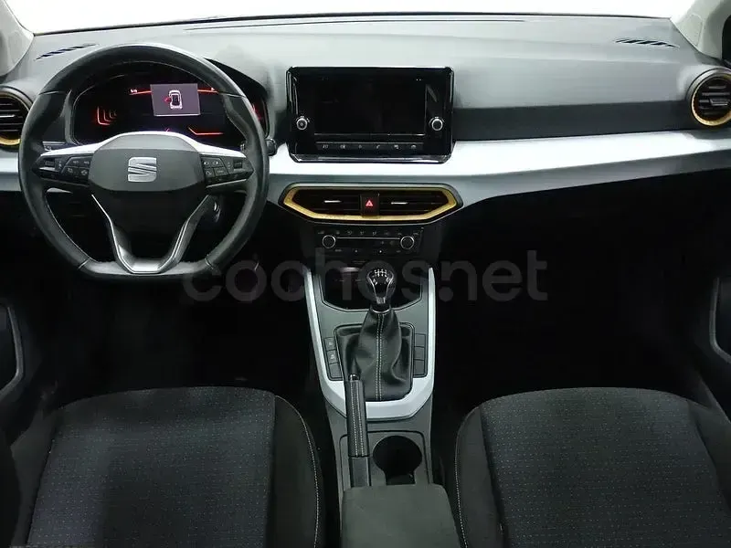 Usado Seat Arona Style 115 CV (84 kW) 2025 Gris / plata SUV