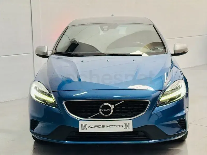 Usado Volvo V40 R-Design Momentum 150 CV (110 kW) 2018 Azul Berlina