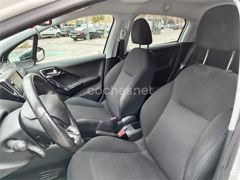 Usado Peugeot 208 Signature Sky 99 CV (72 kW) 2020 Blanco Utilitario