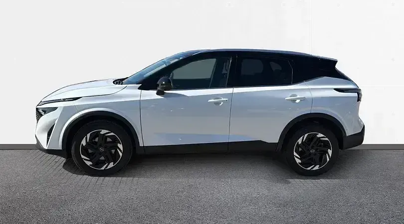 Usado Nissan Qashqai N-Connecta 140 CV (102 kW) 2025 Lunar white con techo midnight SUV