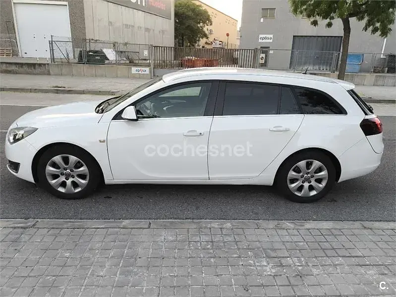 Usado Opel Insignia Selective 136 CV (100 kW) 2016 Blanco Familiar