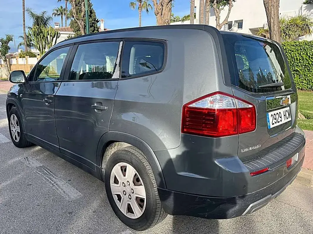 Usado Chevrolet Orlando LTZ 141 CV (103 kW) 2011 Gris Monovolumen