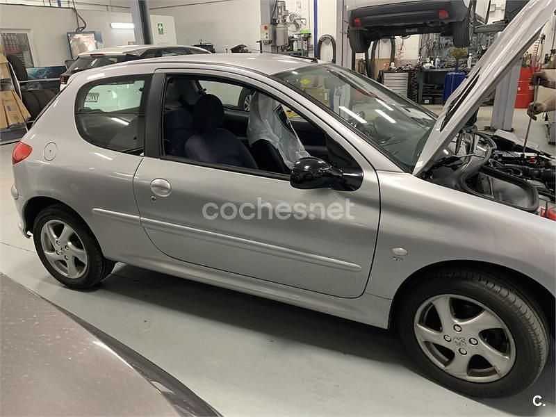 Begagnad Peugeot 206 75 HK (55 kW) 1999 Grå Sedan