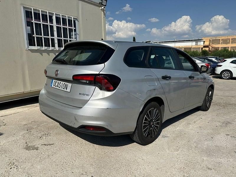 Usado Fiat Tipo Cross 130 CV (95 kW) 2022 Gris / plata Familiar