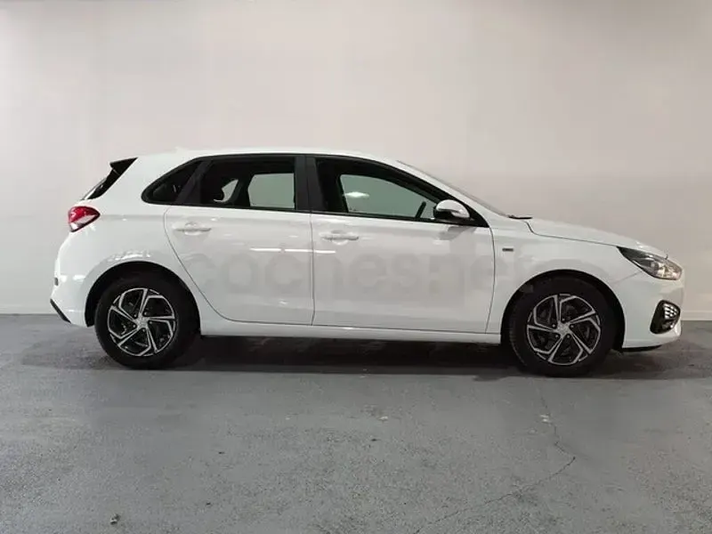 Usado Hyundai i30 120 CV (88 kW) 2022 Blanco Berlina