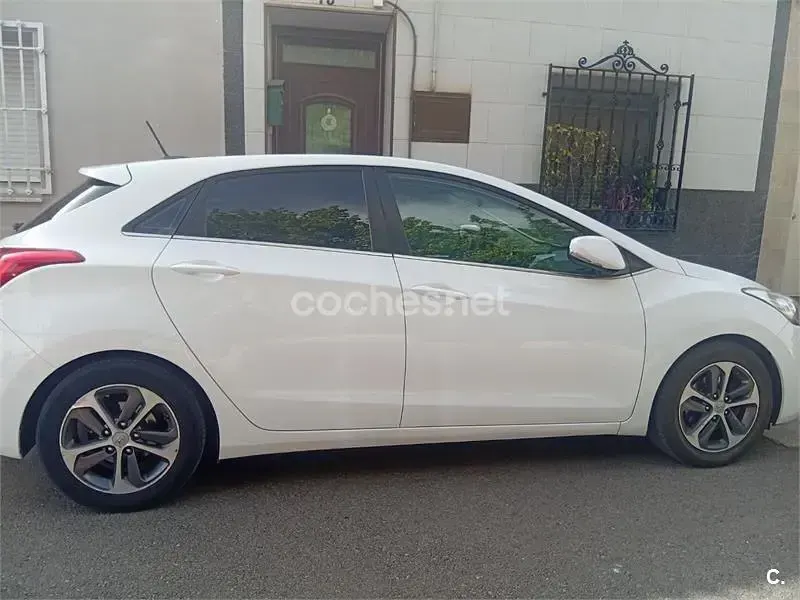 Usado Hyundai i30 Style 136 CV (100 kW) 2015 Blanco Berlina