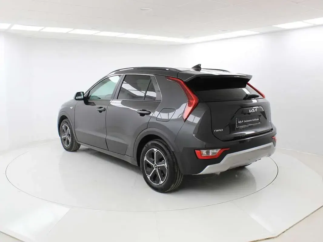 Usado Kia Niro 141 CV (103 kW) 2022 Gris SUV