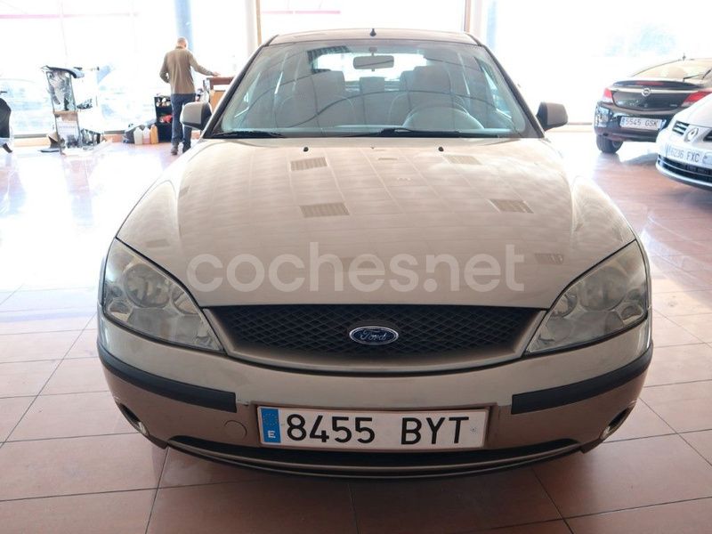 Marrón Usado 2003 Ford Mondeo Trend Berlina | 2100 € (Precio justo) - Imagen 1/4