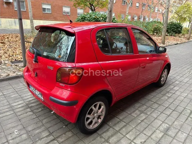 Usado Toyota Yaris T3 87 CV (63 kW) 2003 Rojo Berlina