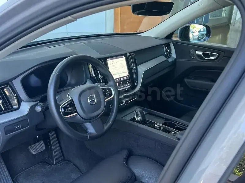 Usado Volvo XC60 Plus 250 CV (183 kW) 2024 Gris / plata SUV