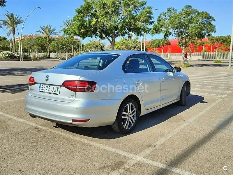 Usado VW Jetta Sportline 150 CV (110 kW) 2015 Gris / plata Berlina