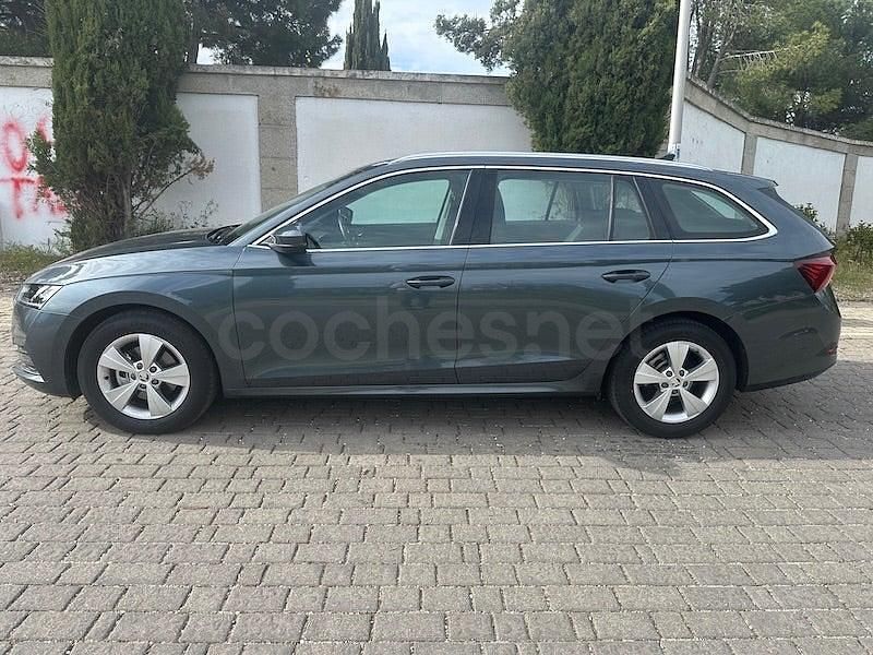 Usado Skoda Octavia Ambition 150 CV (110 kW) 2021 Gris / plata Familiar
