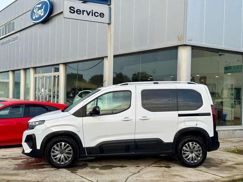 Usado Peugeot Rifter Allure 102 CV (75 kW) 2024 Blanco Monovolumen