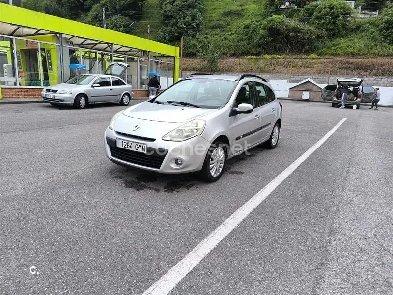 Usado Renault Clio Dynamique 85 CV (62 kW) 2010 Gris / plata Familiar