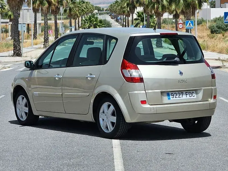 Usado Renault Scénic Dynamique 105 CV (77 kW) 2007 Marrón Monovolumen
