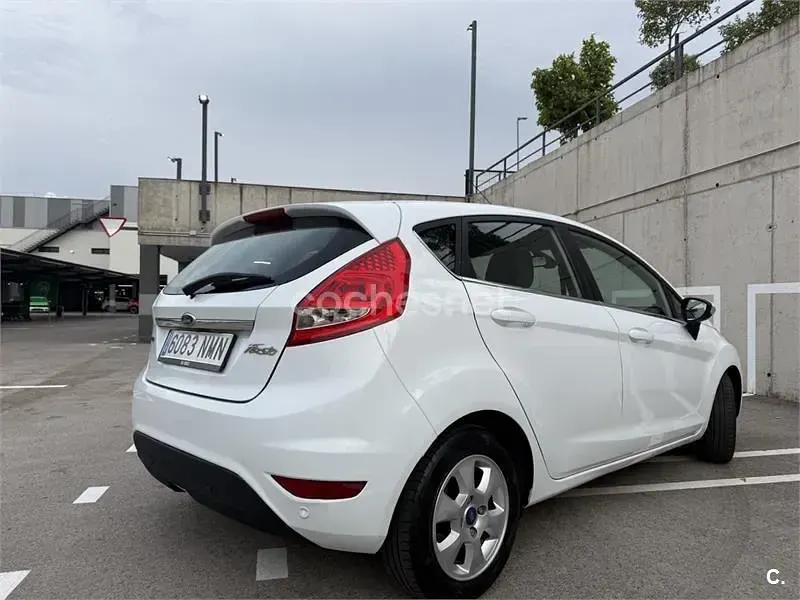 Usado Ford Fiesta 95 CV (69 kW) 2012 Blanco Berlina