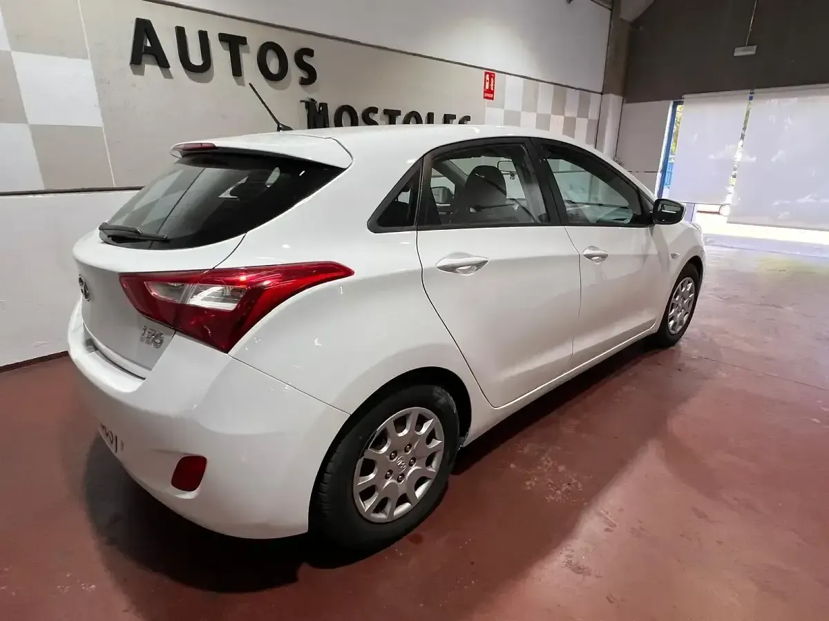 Usado Hyundai i30 100 CV (73 kW) 2015 Blanco Berlina