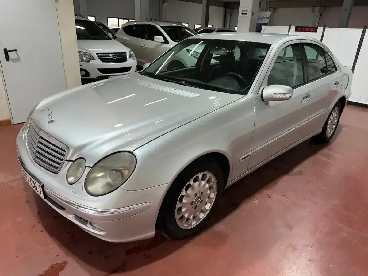 Usado Mercedes E320 Elegance 204 CV (150 kW) 2003 Gris / plata Berlina